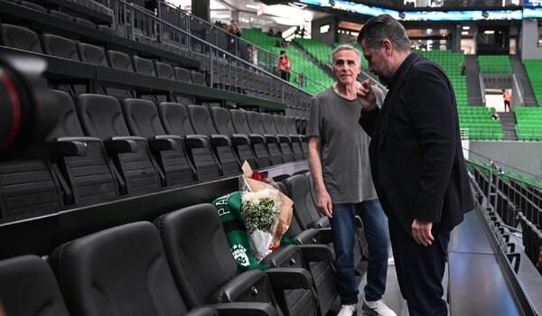 Ο Χρήστος Μπαφές κατέθεσε ανθοδέσμη στη θέση του Παύλου Γιαννακόπουλου στο ΟΑΚΑ (vid) image
