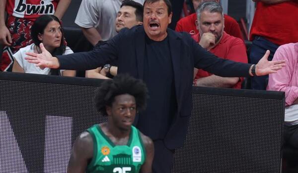 «Ο Τζόουνς έριξε μπουνιά στον Ναν στα αποδυτήρια!» (vid) image