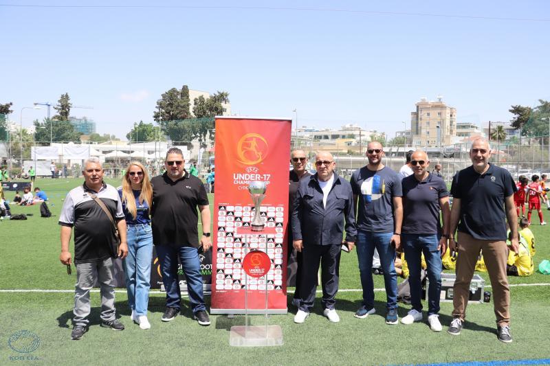 Φιέστα Grassroots με το τρόπαιο του EURO U17 στην παρουσία της ηγεσίας και του προσωπικού της ΚΟΠ thumb