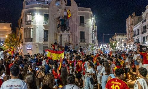 Τραγωδία: Νεκρός, από κατάρρευση συντριβανιού, Ισπανός έφηβος στη διάρκεια των πανηγυρισμών thumb