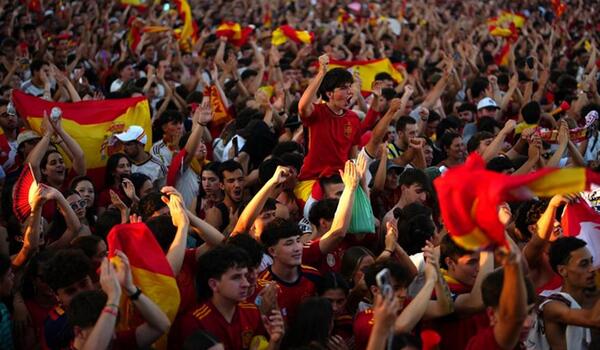 Live Streaming: Η εθνική Ισπανίας έφτασε στη Μαδρίτη - Η μεγάλη παρέλαση των πρωταθλητών κόσμου image