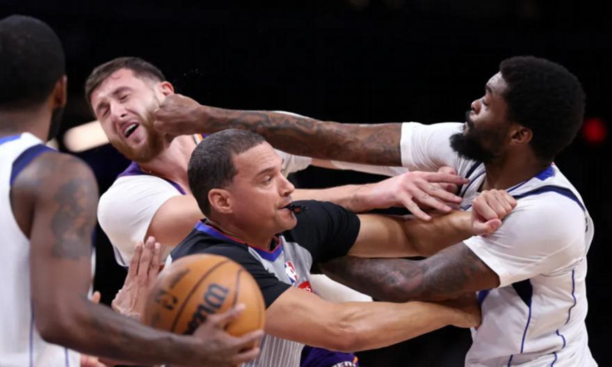 Έπαιξαν μπουνιές σε αγώνα NBA thumb