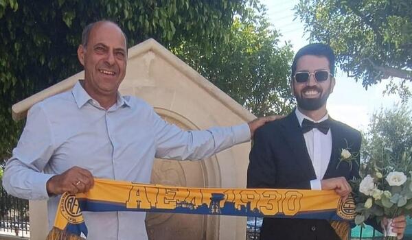 Γάμος για τον αρχηγό με κασκόλ της ΑΕΛ! image