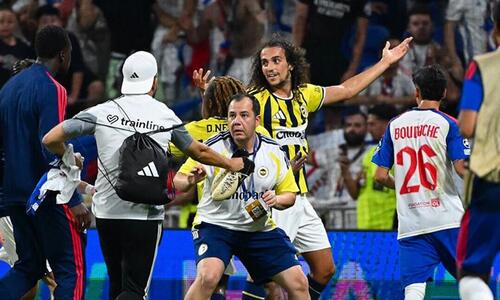 Χαμός μετά το Λιόν-Φενέρμπαχτσε: Πανηγύρισε προκλητικά ο Γκεντουζί και έγινε… αρένα το γήπεδο! (βίντεο) thumb