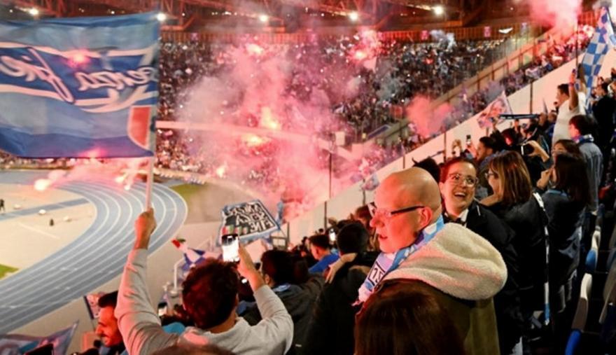 Τρέλα στο «Μαραντόνα» με καπνογόνα μετά το γκολ του Οσιμέν! (Βίντεο) thumb
