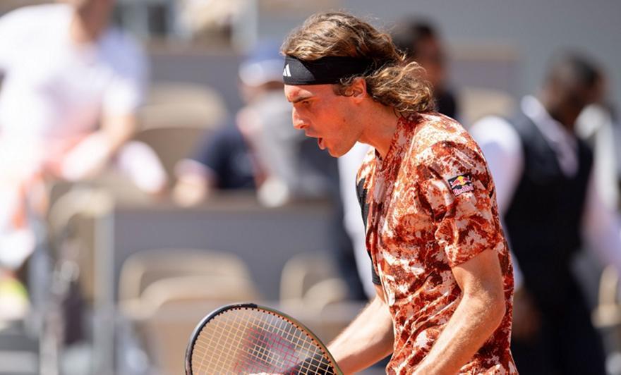 Ο Τσιτσιπάς πέρασε στους «8» του Roland Garros thumb