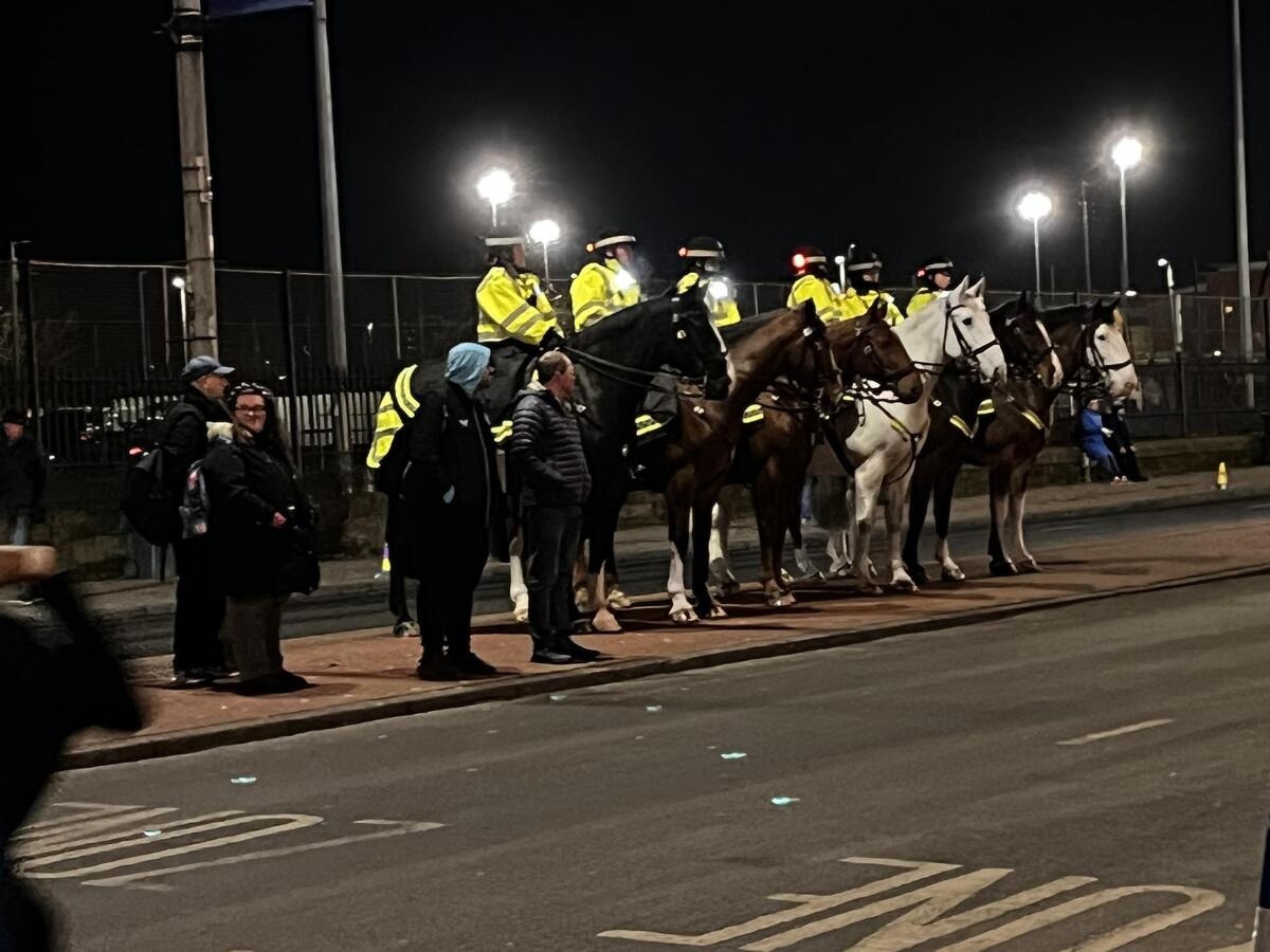Αστυνομικοί πάνω σε άλογα, έξω από το «Ibrox» thumb