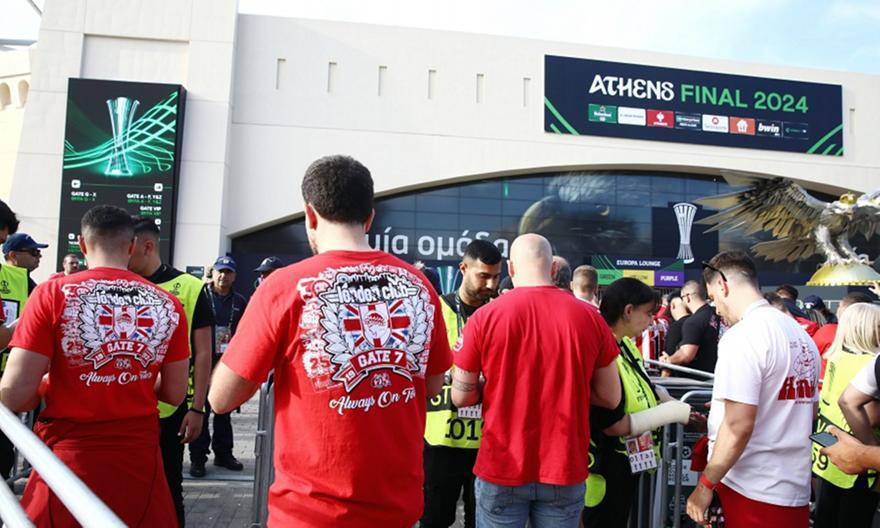 «Εξαφάνισαν» όλα τα γκράφιτι της ΑΕΚ με αυτοκόλλητα οι οπαδοί του Ολυμπιακού thumb