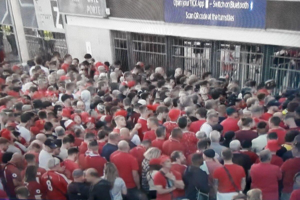Πανικός έξω από το Σταντ Ντε Φρανς, κλείδωσαν οπαδούς εκτός γηπέδου thumb