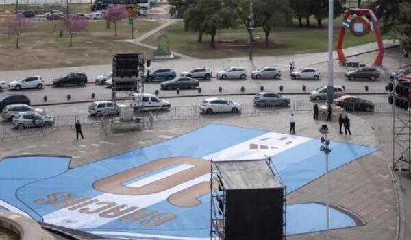 «Σε ευχαριστούμε αιώνια»: Τεράστια φανέλα του Μέσι στο Ροσάριο (vid) image