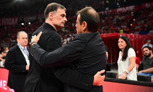Η αγκαλιά Μπαρτζώκα-Αταμάν πριν τον τρίτο τελικό του πρωταθλήματος (BINTEO) thumb