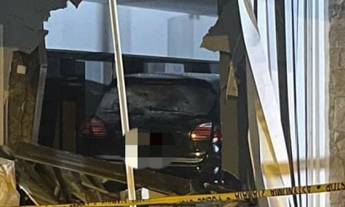 Ποδοσφαιριστής έχασε τον έλεγχο του αυτοκινήτου και κατέληξε σε κατάστημα thumb