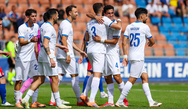Το φωτορεπορτάζ της νίκης στο Rheinpark Stadium image