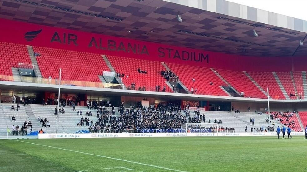 Κι όμως: Ξήλωσαν τα καθίσματα για να μην μπορούν να τα πετάξουν οι οπαδοί thumb
