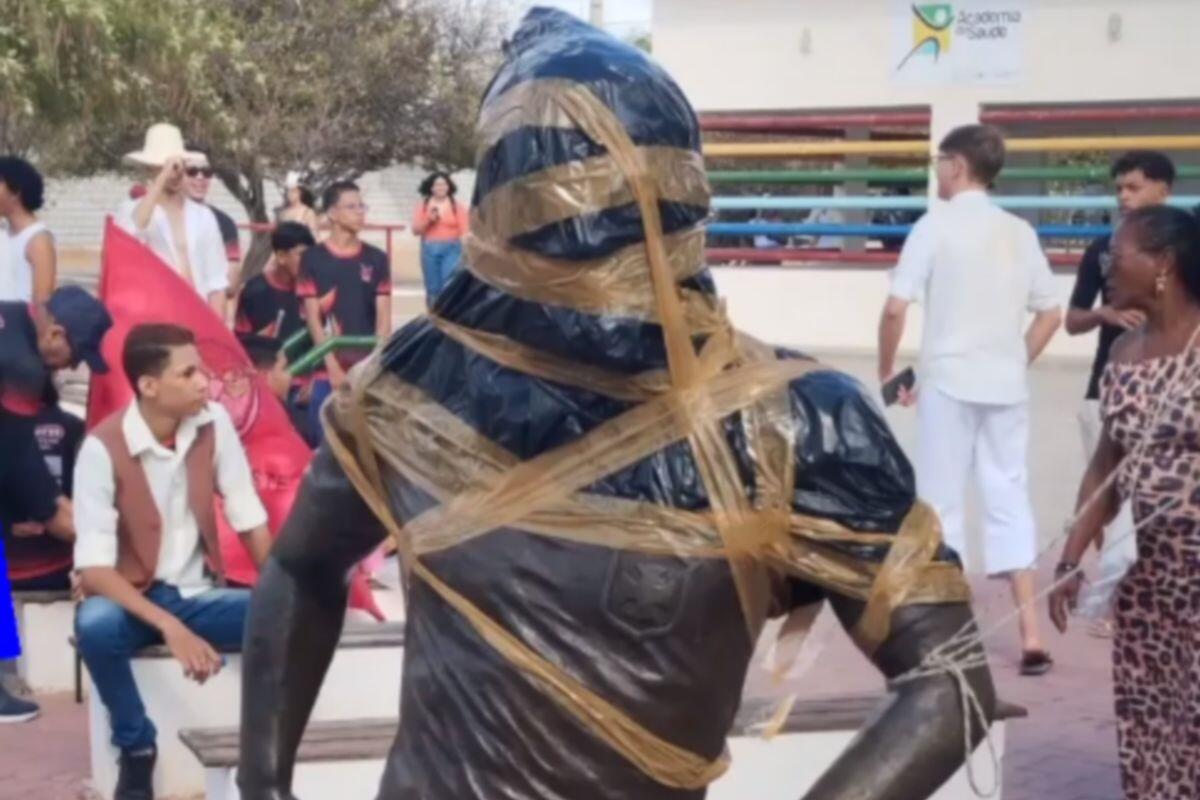 Βανδάλισαν άγαλμα του Ντάνι Άλβες στη Βραζιλία! thumb