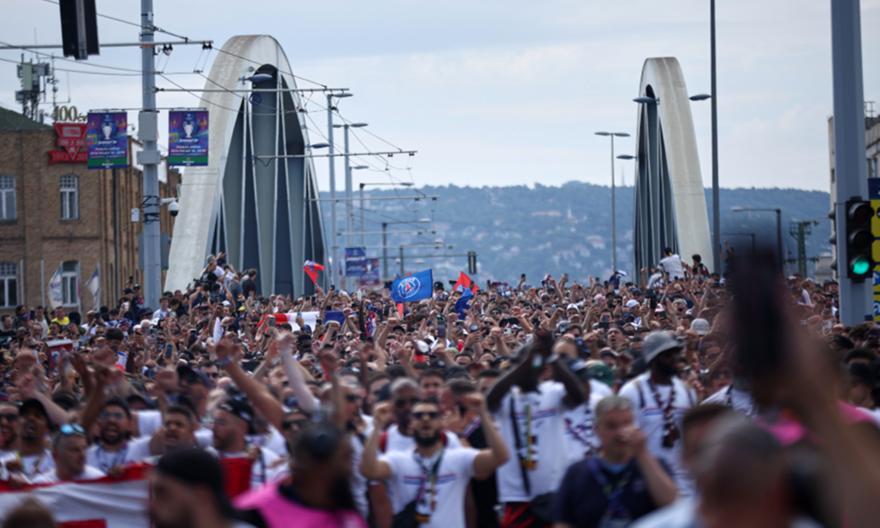 Τρέλα από τους φίλους της Παρί Σεν Ζερμέν, με συνθήματα και καπνογόνα έξω από την «Πούσκας Αρίνα»! thumb