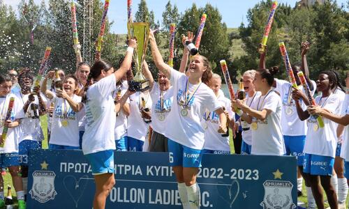 Απονομή τίτλου στην πρωταθλήτρια ομάδα Apollon Ladies thumb