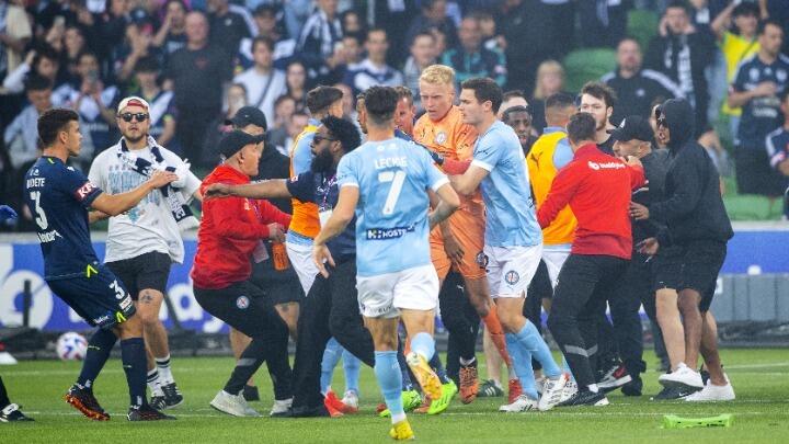 Τρίμηνη φυλάκιση στον οπαδό που πέταξε κουβά σε τερματοφύλακα στην Αυστραλία thumb