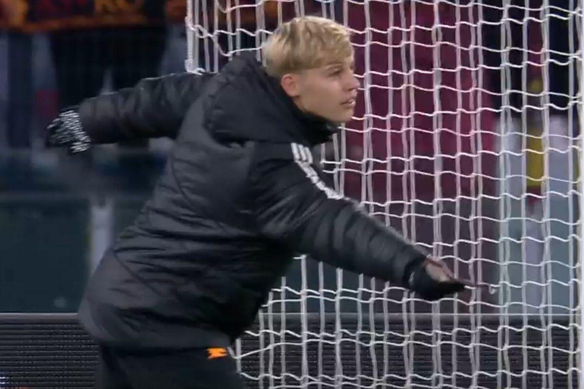 Ρόμα: Ο Μουρίνιο ανέθεσε σε ball boy να μεταφέρει τις οδηγίες του στον Πατρίσιο thumb