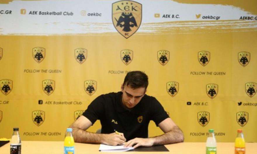 «Ενθουσιασμένος που θα αγωνίζομαι με τη φανέλα της ΑΕΚ» thumb
