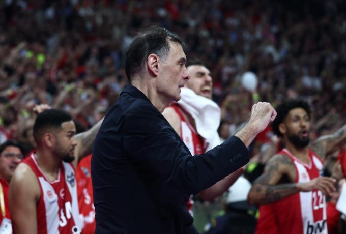 Φίλοι του Ολυμπιακού πέταξαν στον αέρα τον Μπαρτζώκα (vid) thumb