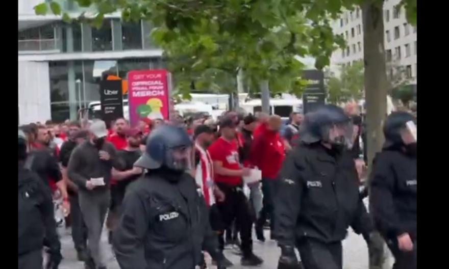 Η άφιξη των οπαδών του Ολυμπιακού στην «Uber Arena» υπό αυστηρή αστυνομική επιτήρηση! thumb
