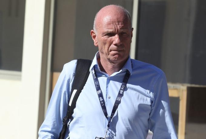 Ή ο Μπένετ αλλάζει τους Έλληνες διαιτητές ή τον αλλάζουν άμεσα! thumb