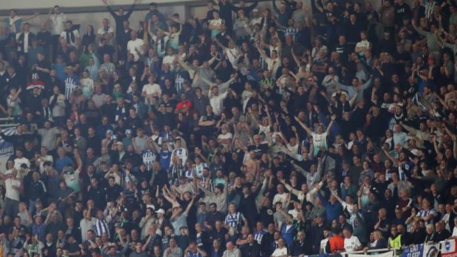 Έγινε και αυτό: Δακρυγόνα… κατά λάθος στους οπαδούς thumb