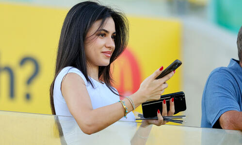 Ανυπομονεί thumb
