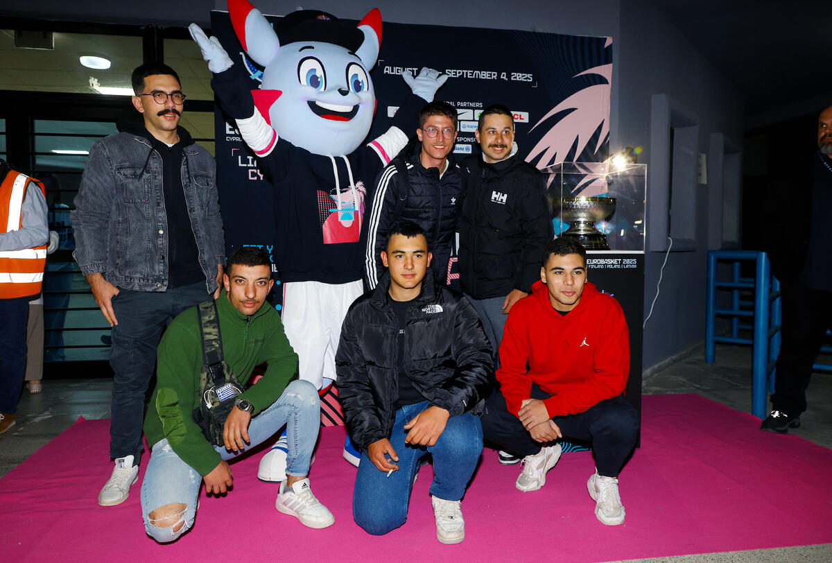 ΦΩΤΟΣ: Fun Day με τη μασκότ και το τρόπαιο του Eurobasket! thumb