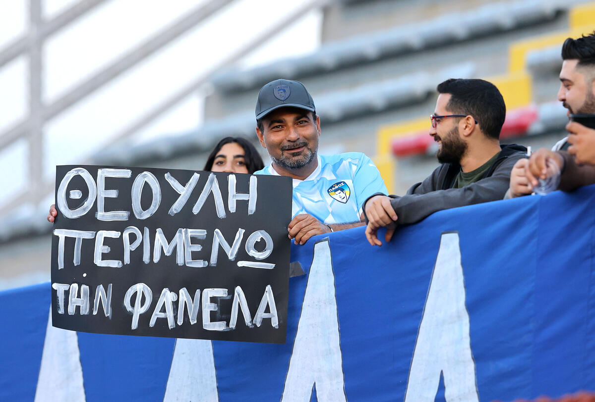 Πλακάτ με χιούμορ σε γήπεδο της Κύπρου: Ζήτησε τη φανέλα του διαιτητή! thumb