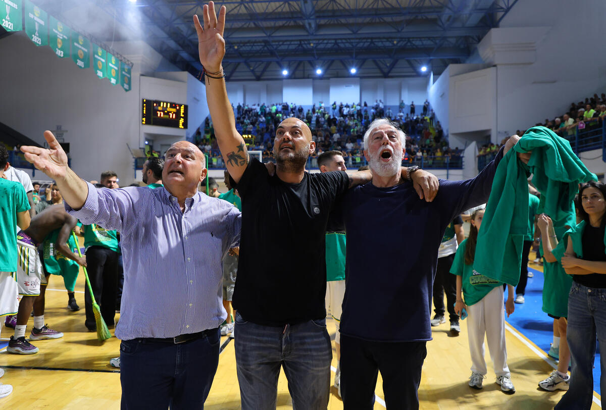 Πρωτάθλημα στο μπάσκετ, Κύπελλο στο ποδόσφαιρο; thumb