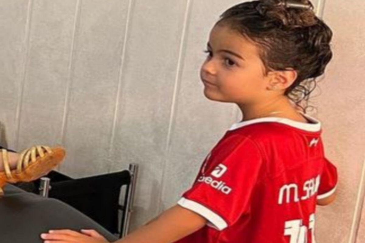 Με φανέλα της Λίβερπουλ η κόρη του Κριστιάνο thumb