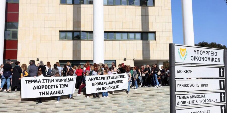 Στους δρόμους και έξω από το Προεδρικό οι χαμηλόμισθοι του Δημοσίου thumb