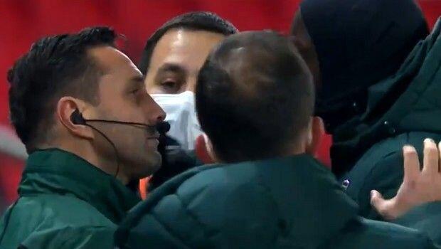 Ντεμπά Μπα στον 4ο διαιτητή: 