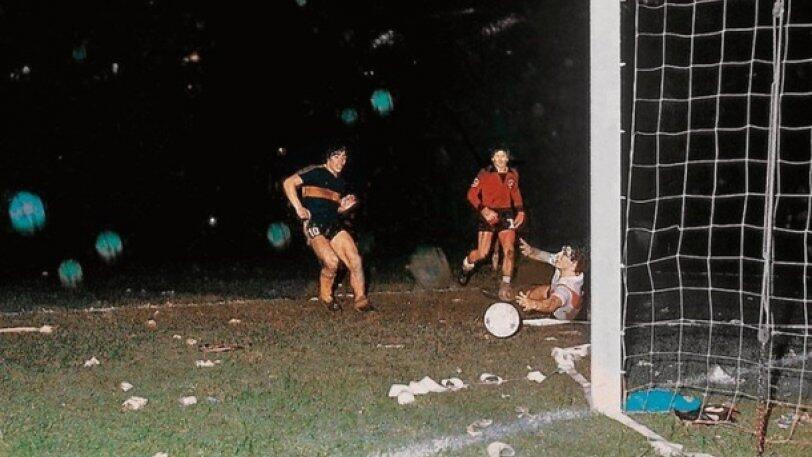 Ο Τέβες φορούσε φανέλα του Ντιέγκο του 1981 που είχε διαλύσει την Ρίβερ Πλέιτ! thumb