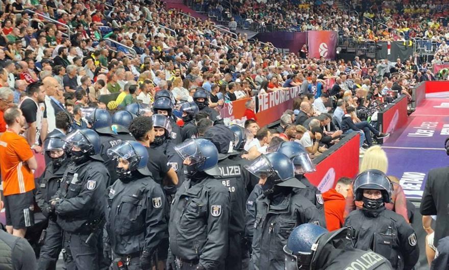Απίστευτο: Αστυνομικοί με σκύλους περικύκλωσαν τον πάγκο του Ολυμπιακού thumb