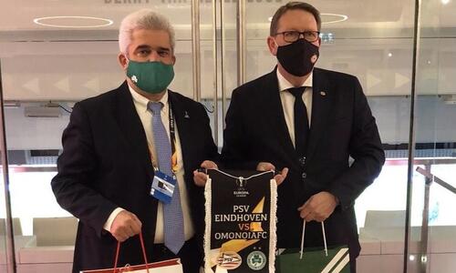 Έγινε η καθιερωμένη ανταλλαγή αναμνηστικών thumb