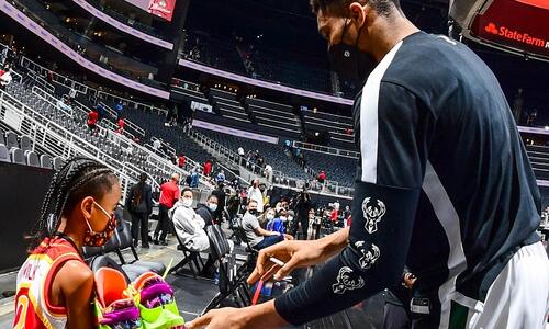 O Giannis χάρισε τα παπούτσια σε ένα τυχερό πιτσιρίκι (pics) thumb