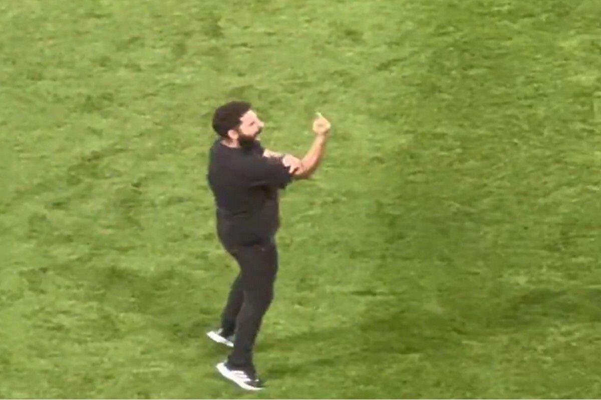 Σάλος: Ο τεχνικός της Λέγκια έδειξε το μεσαίο του δάχτυλο στους οπαδούς της αντίπαλης ομάδας thumb