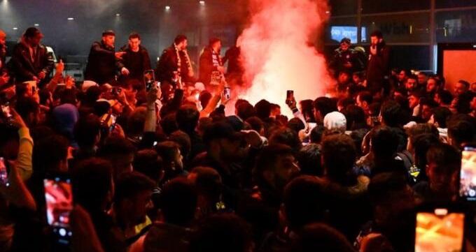 Υποδοχή ηρώων στους παίκτες της Φενέρ μετά το ξύλο στην Τραπεζούντα (vids) thumb