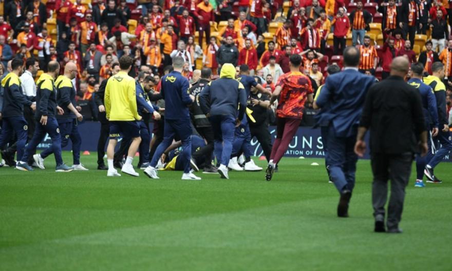 Φυλάκιση με αναστολή σε δύο παίκτες της Φενέρμπαχτσε για επίθεση στoν διευθυντή γηπέδου της Γαλατάσαραϊ thumb