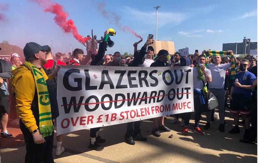 Glazers out: Πορεία διαμαρτυρίας των οπαδών της Γιουνάιτεντ έξω από το «Oλντ Τράφορντ» (vid/pics) thumb