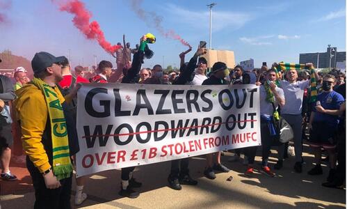 Glazers out: Πορεία διαμαρτυρίας των οπαδών της Γιουνάιτεντ έξω από το «Oλντ Τράφορντ» (vid/pics) thumb