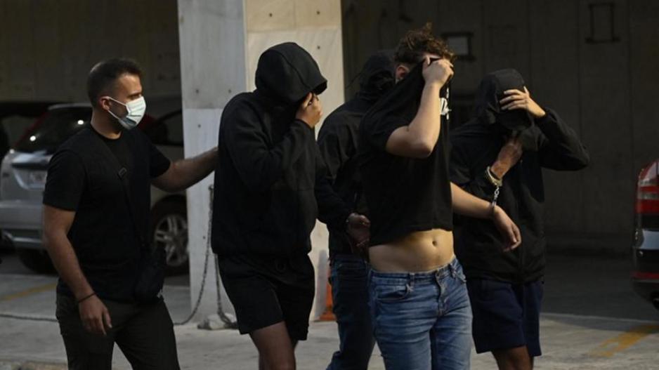 Η στιγμή που οι συλληφθέντες οπαδοί της Ντινάμο οδηγούνται στη ΓΑΔΑ thumb