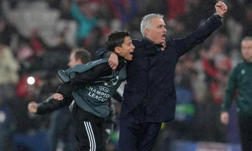 «Την άλλη μέρα με σταματούσαν όλοι»: Το ball boy της Μπενφίκα για την αγκαλιά με τον Μουρίνιο thumb