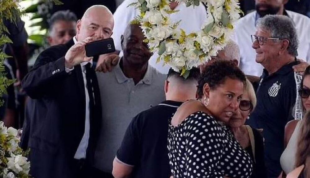 Σάλος με τον Ινφαντίνο: έβγαζε selfie πάνω από το φέρετρο του Πελέ! (pics) thumb