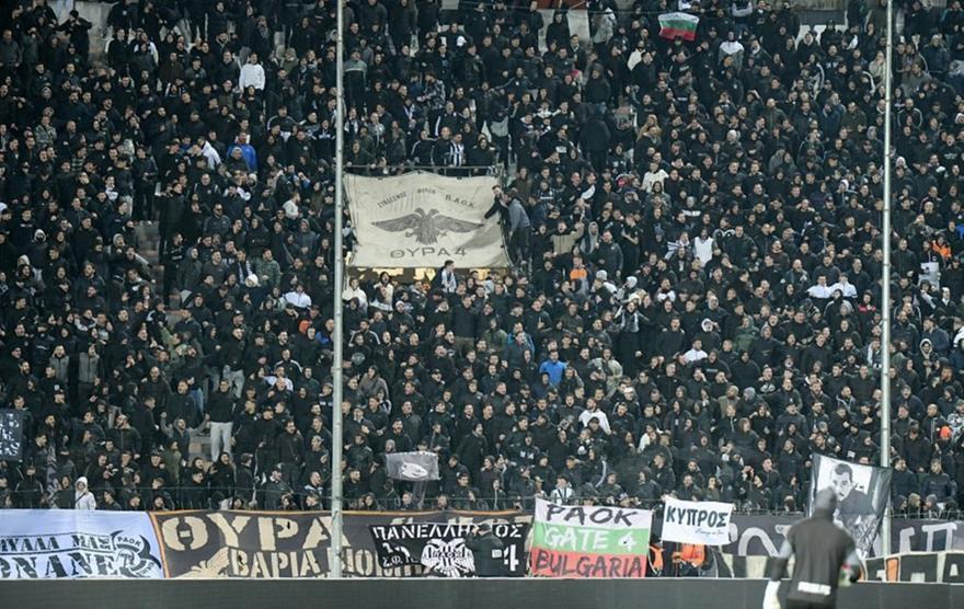 Σπάνε το μπλόκο της αστυνομίας οι οπαδοί του ΠΑΟΚ thumb
