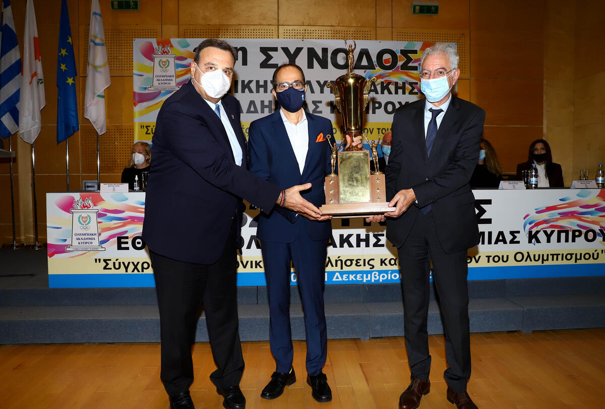 Το ιστορικό κύπελλο από τη νίκη του Σ.Κυριακίδη στη Βοστώνη κοσμεί πλέον το Ολυμπιακό Μουσείο thumb