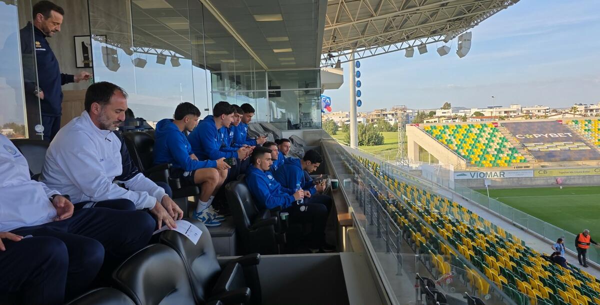 Δίπλα στους «μικρούς» μέλη της Εθνικής Ανδρών thumb